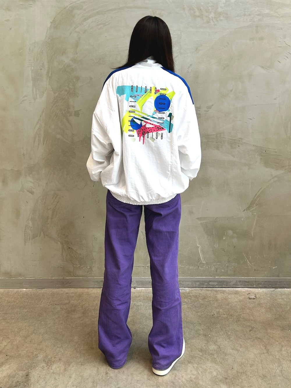 「スニーカー、カラーパンツ、adidas、スニーカーコーデ、レトロ、ナイロンジャケット、adidas originals、トラックジャケット、スペツィアル、カラー×コーデ」｜「adidasのレトロ トラックトップ（ジャージ） / アディダスオリジナルス adidas Originals（ナイロンジャケット、ホワイト系）」を使った、STさん（レディース・159cm）の夏コーディネートの4枚目の写真