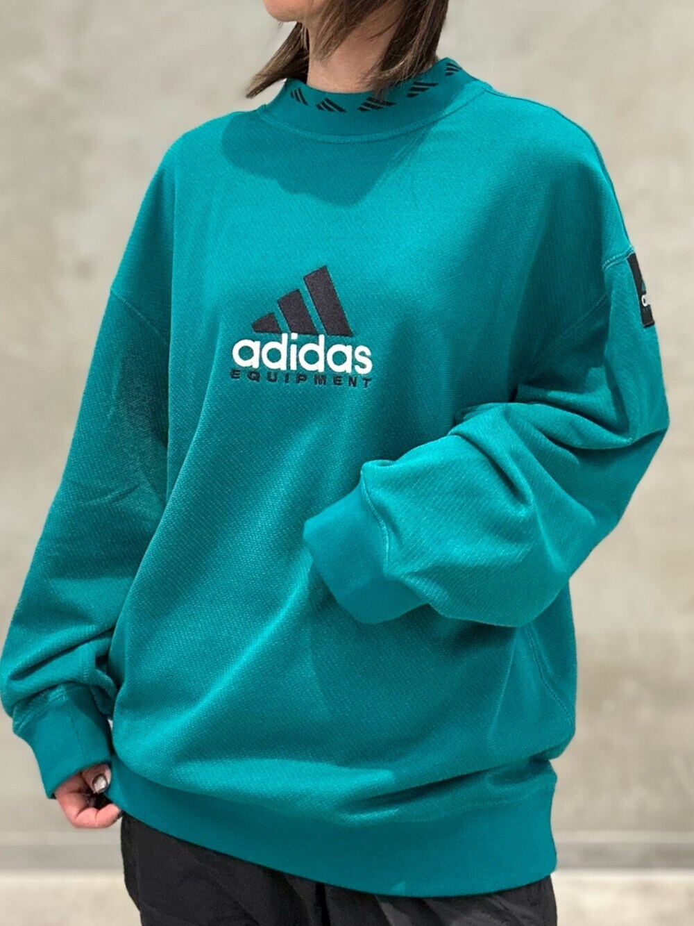 「スウェット、スニーカー、キャップ、adidas、トラックパンツ、adidas originals、EQUIPMENT、トラックジャケット、ウーブンパンツ、ウーブンジャケット」｜「adidasのエキップメント トラックトップ / EQUIPMENT TRACK TOP（トップス、ブラック系）」を使った、STさん（レディース・159cm）の春コーディネートの4枚目の写真