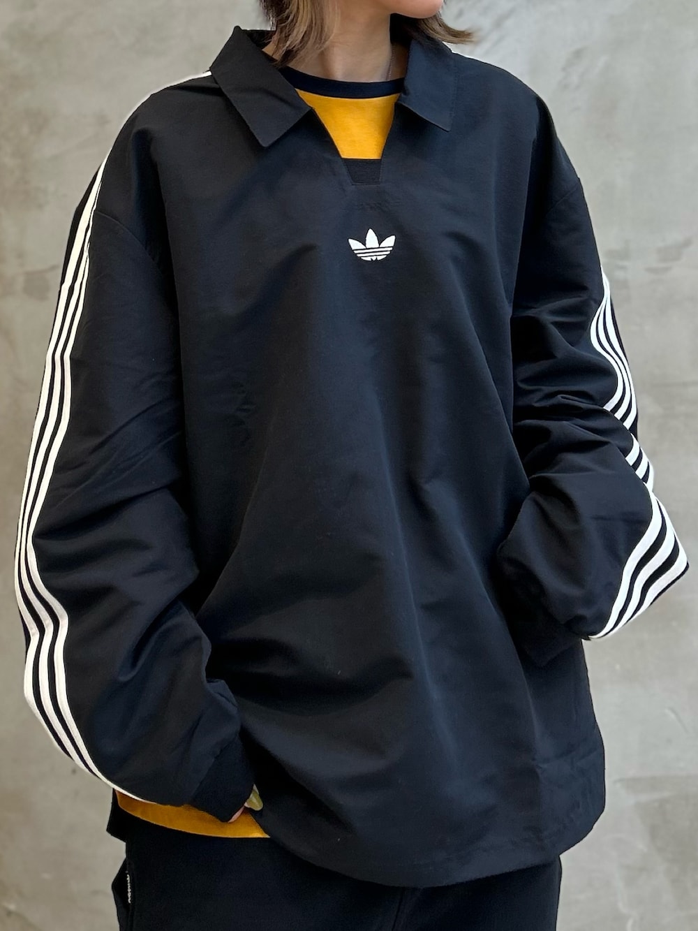 「スウェット、スニーカー、adidas、アディダス、ポロシャツ、ラグビーシャツ、スウエットパンツ、アディゼロ、アルク、シュムーフォイル」｜「adidasのラグビーポロシャツ（ジェンダーニュートラル）（トップス、ブラック系）」を使った、STさん（レディース・159cm）の冬コーディネートの6枚目の写真