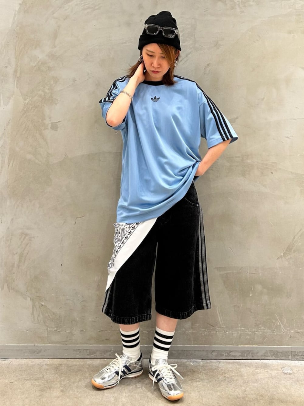 シルバー系のスニーカー、ブラック系のその他パンツ、ブルー系のTシャツ/カットソーを着用したレディースの夏コーディネートの4枚目の写真