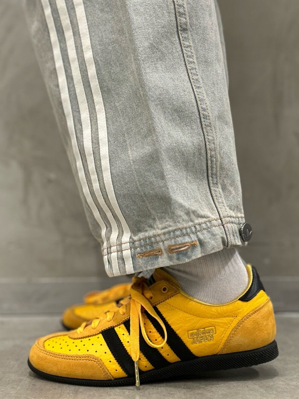 「adilenium、ADILENIUM、オーバーサイズ、デニム、デニムパンツ、デニムジャケット、ニット、Tシャツ、スニーカー、Japan、adidasJAPAN、adidas、adidas originals、アディダス」｜「adidasのAdilenium シーズン 3 2-In-1 デニムシャツジャケット / アディダスオリジナルス adidas Originals（デニムジャケット、ブルー系）」を使った、STさん（レディース・159cm）の冬コーディネートの10枚目の写真
