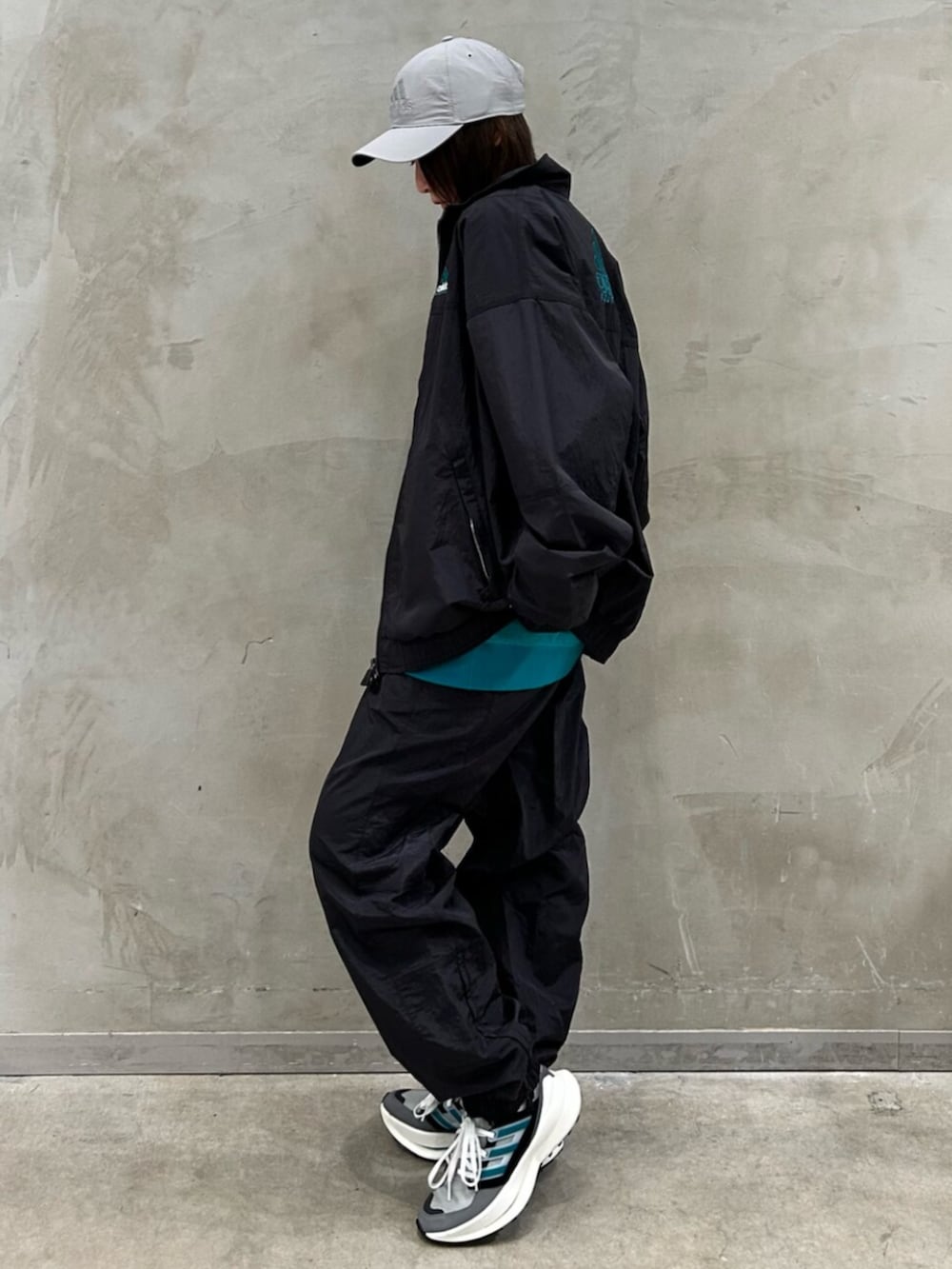 「スウェット、スニーカー、キャップ、adidas、トラックパンツ、adidas originals、EQUIPMENT、トラックジャケット、ウーブンパンツ、ウーブンジャケット」｜「adidasのエキップメント トラックトップ / EQUIPMENT TRACK TOP（トップス、ブラック系）」を使った、STさん（レディース・159cm）の春コーディネートの3枚目の写真