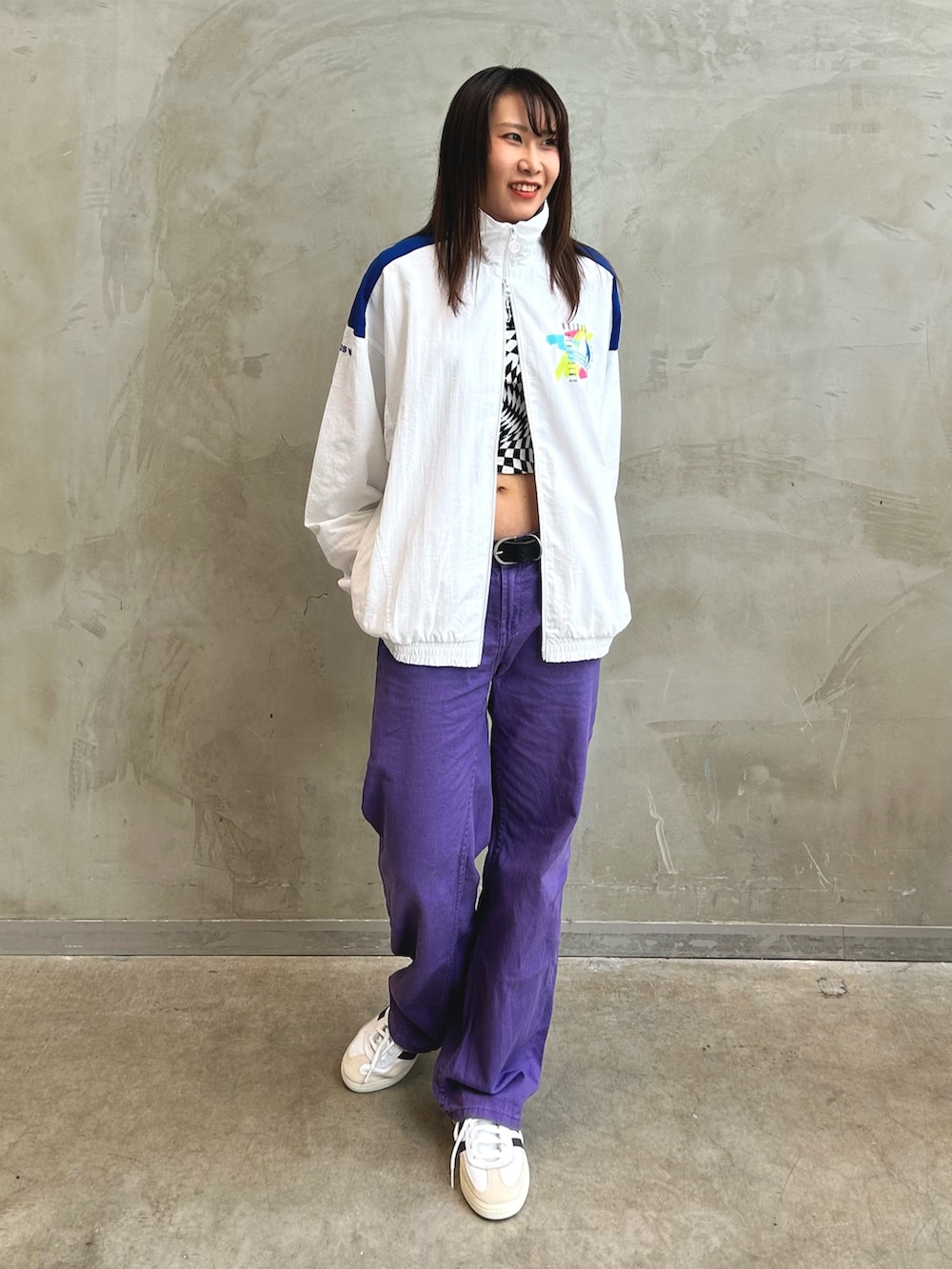 「スニーカー、カラーパンツ、adidas、スニーカーコーデ、レトロ、ナイロンジャケット、adidas originals、トラックジャケット、スペツィアル、カラー×コーデ」｜「adidasのレトロ トラックトップ（ジャージ） / アディダスオリジナルス adidas Originals（ナイロンジャケット、ホワイト系）」を使った、STさん（レディース・159cm）の夏コーディネートの3枚目の写真