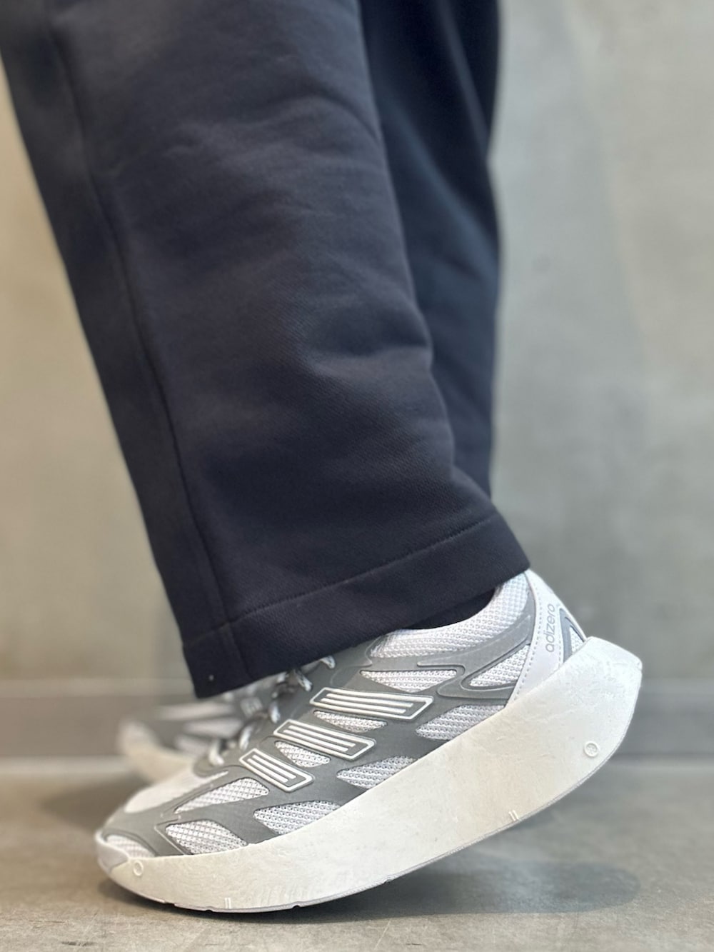 「スウェット、スニーカー、adidas、アディダス、ポロシャツ、ラグビーシャツ、スウエットパンツ、アディゼロ、アルク、シュムーフォイル」｜「adidasのラグビーポロシャツ（ジェンダーニュートラル）（トップス、ブラック系）」を使った、STさん（レディース・159cm）の冬コーディネートの8枚目の写真