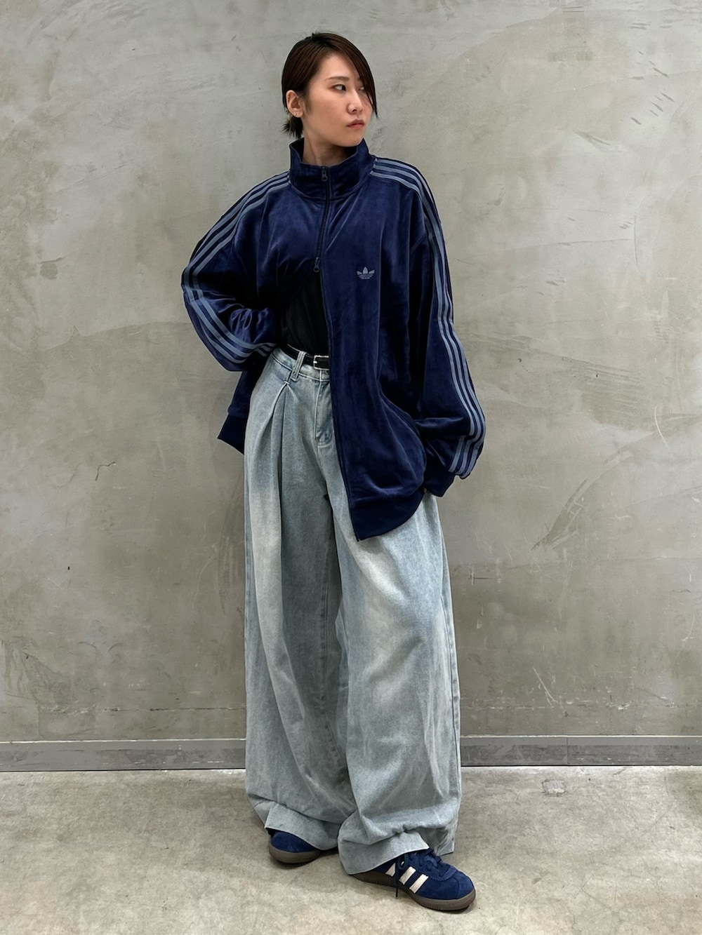 「スニーカー、adidas、ジャージ、アディダス、ベロア、adidas originals、トラックジャケット、アディダスオリジナルス、ベルン、ベッケンバウアー」｜「adidasのベロア トラックジャケット / ジャージ/ アディダスオリジナルス adidas Originals（ジャージ、ブルー系）」を使った、STさん（レディース・159cm）の秋コーディネートの3枚目の写真