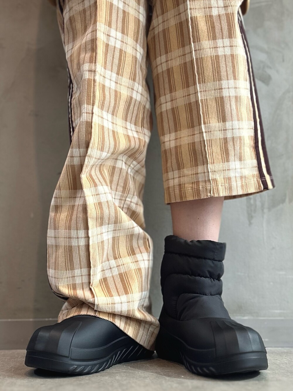 「コーデュロイ、adidas、アディダス、ワイドパンツ、タータンチェック、ベロア、adidas originals、トラックジャケット、ベッケンバウアー、アディフォーム」｜「adidasのベロア トラックジャケット / ジャージ/ アディダスオリジナルス adidas Originals（ジャージ、ベージュ系）」を使った、STさん（レディース・159cm）の秋コーディネートの9枚目の写真