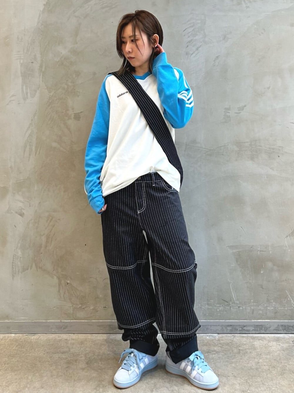 「ロンT、ジャージ、ユーティリティパンツ、ワークパンツ、ショルダーバッグ、スニーカー、Campus、adidas、adidas originals、アディダス」｜「adidasのジャージー / アディダスオリジナルス adidas Originals（Tシャツ/カットソー、ホワイト系）」を使った、STさん（レディース・159cm）の春コーディネートの3枚目の写真