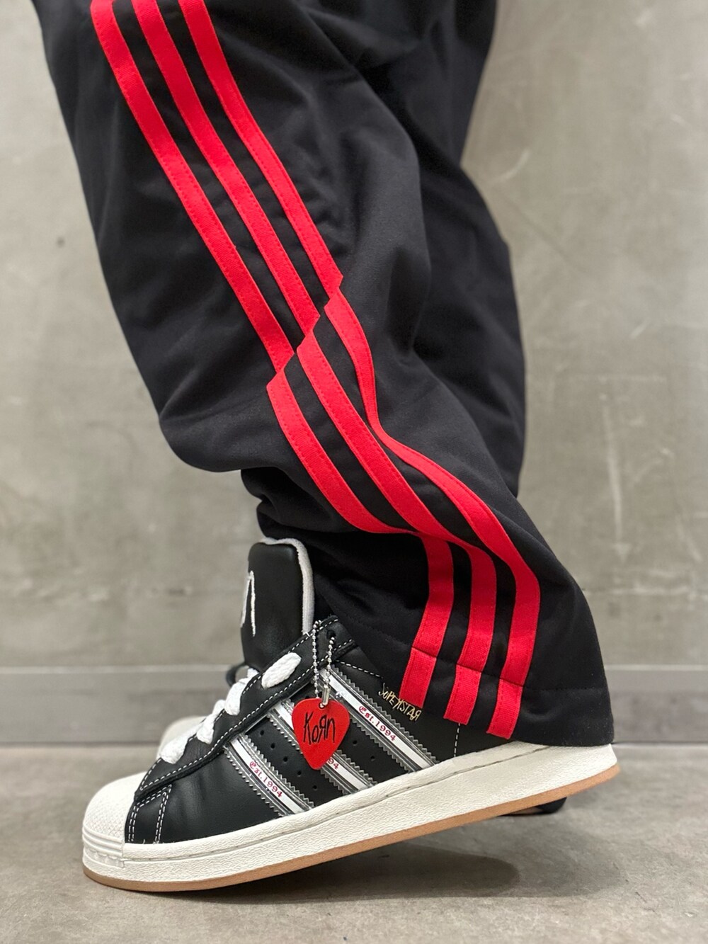 「スニーカー、パーカー、adidas、リバーシブル、ビーニー、トラックパンツ、adidas originals、スーパースター、オーバーシャツ、korn」｜「adidasのアディダス スーパースター Korn / adidas Superstar Korn（シューズ、ブラック系）」を使った、STさん（レディース・159cm）の秋コーディネートの9枚目の写真