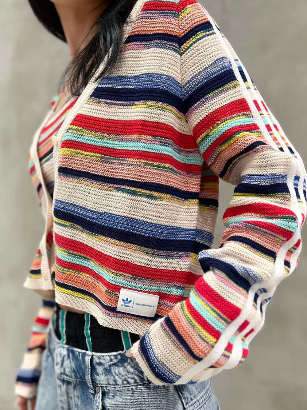 「スニーカー、ニット、デニム、ニットカーディガン、adidas、ハーフパンツ、adidas originals、デニムショーツ、スーパースター、クセニア・シュナイダー」｜「adidasのKSENIASCHNAIDER ニットカーディガン（トップス、その他）」を使った、STさん（レディース・159cm）の春コーディネートの3枚目の写真