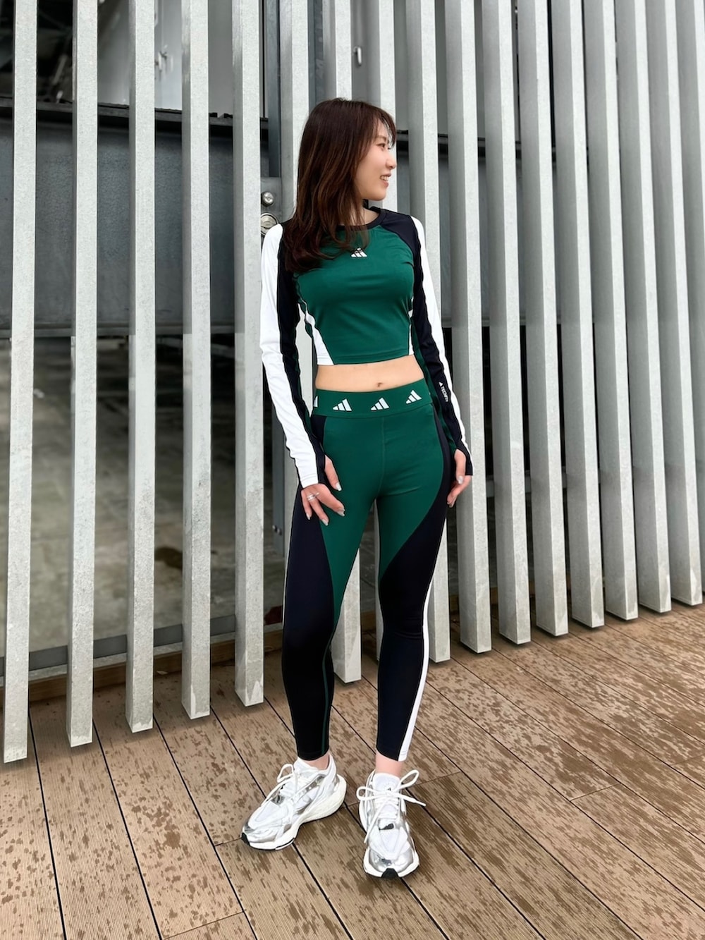 「スウェット、セットアップ、adidas、スポーツウェア、スポーツ、クロップドトップス、トレーニング、ジム」｜「adidas by Stella McCartneyの【adidas by Stella McCartney】 スポーツウェア スウェットパンツ（ジェンダーニュートラル）（スウェットパンツ、イエロー系）」を使った、STさん（レディース・159cm）の夏コーディネートの5枚目の写真