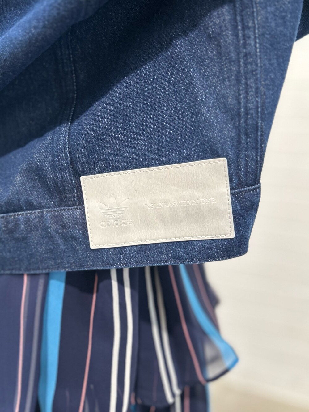 「デニム、フレアスカート、スタッフコーデ、デニムジャケット、Tシャツ、adidas、スニーカーコーデ、adidas originals、KseniaSchnaider、クセニア・シュナイダー」｜「adidasのオズウィーゴ / Ozweego（シューズ、ホワイト系）」を使った、STさん（レディース・159cm）の夏コーディネートの4枚目の写真