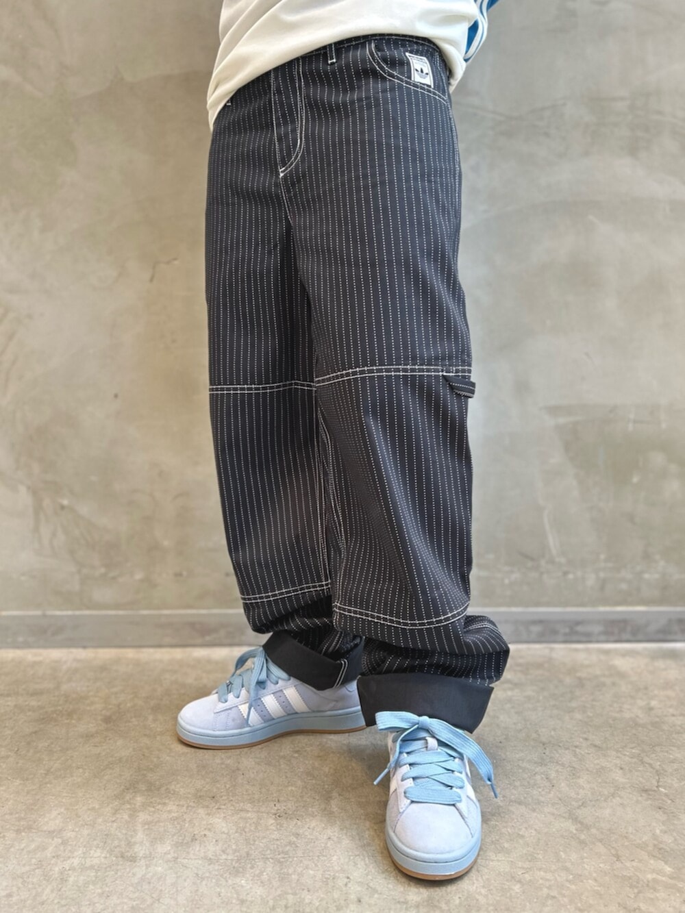 「ロンT、ジャージ、ユーティリティパンツ、ワークパンツ、ショルダーバッグ、スニーカー、Campus、adidas、adidas originals、アディダス」｜「adidasのジャージー / アディダスオリジナルス adidas Originals（Tシャツ/カットソー、ホワイト系）」を使った、STさん（レディース・159cm）の春コーディネートの6枚目の写真