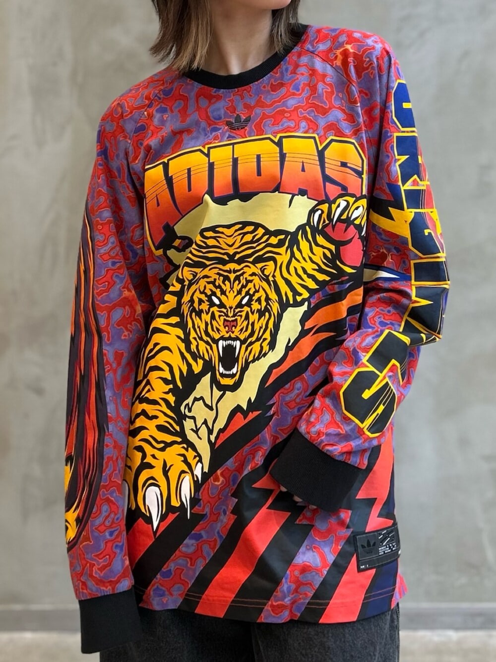 「ADILENIUM、adilenium、デニム、デニムパンツ、オーバーサイズ、スニーカー、オズガイア、厚底シューズ、adidas、アディダス、adidas originals」｜「adidasのオズガイア / Ozgaia（スニーカー、ホワイト系）」を使った、STさん（レディース・159cm）の冬コーディネートの5枚目の写真