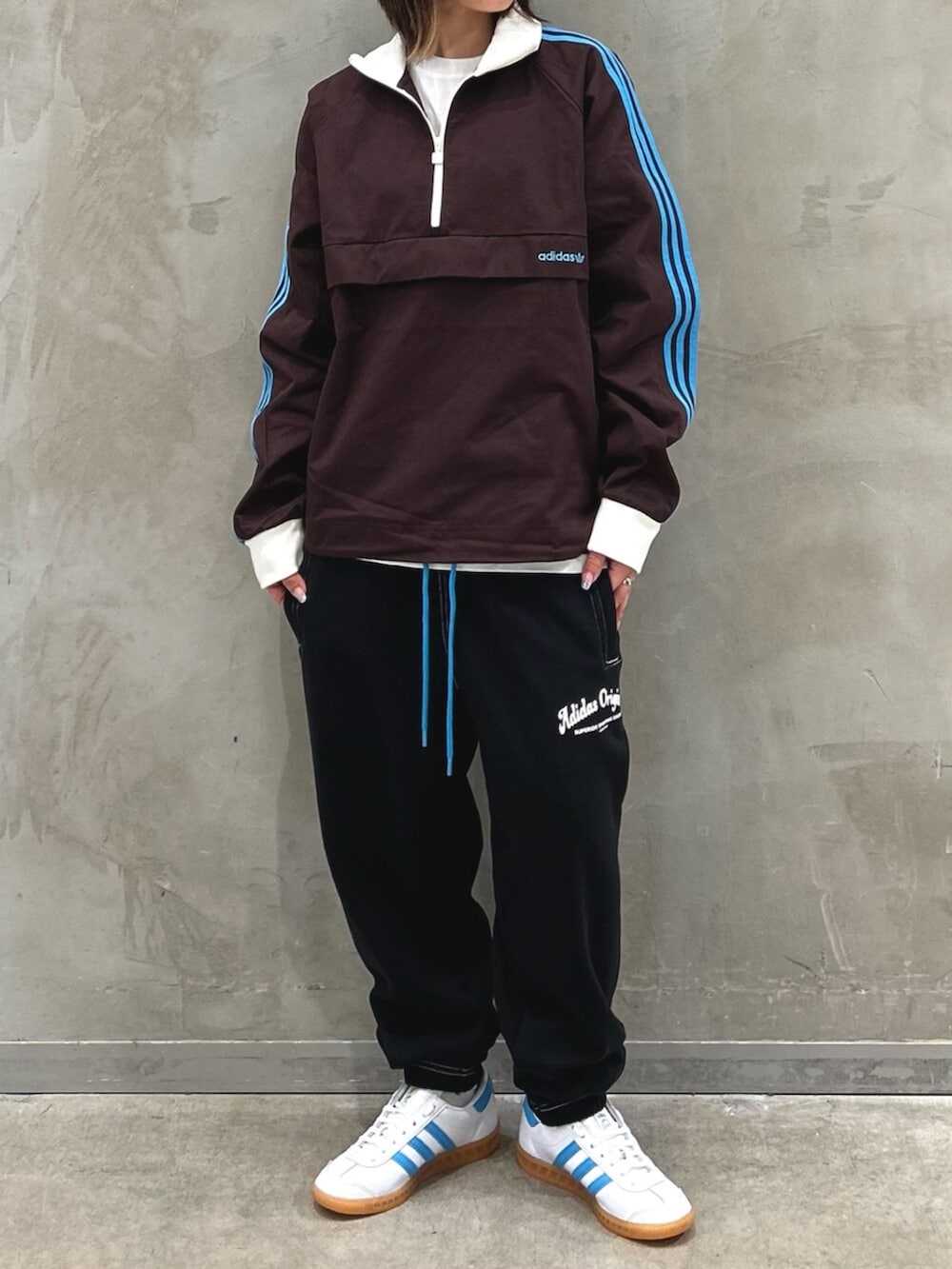 「プルオーバー、ハーフジップ、スウェット、スウェットパンツ、スニーカー、アディダス、adidas originals、ハンブルグ、hamburg」｜「adidasのハンブルク / HAMBURG / アディダスオリジナルス adidas Originals（スニーカー、ホワイト系）」を使った、STさん（レディース・159cm）の冬コーディネートの2枚目の写真