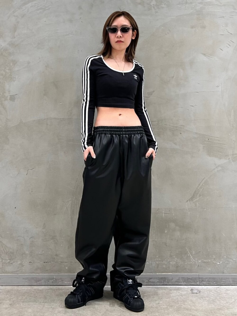 「スニーカー、adidas、アディダス、トラックパンツ、adidas originals、フェイクレザー、クロップドトップス、長袖Tシャツ、スーパースター、アディカラー」｜「adidasのスーパースターII / Superstar II / アディダスオリジナルス adidas Originals（スニーカー、ブラック系）」を使った、STさん（レディース・159cm）の春コーディネートの3枚目の写真
