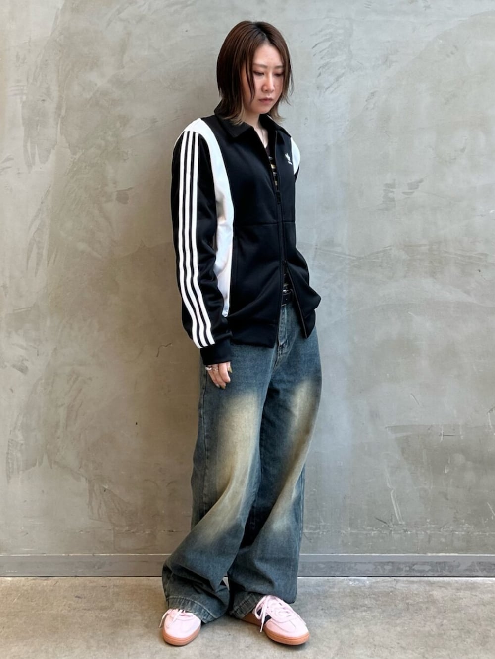「adidasのハンドボール スペツィアル / Handball Spezial / アディダスオリジナルス adidas Originals（スニーカー、ピンク系）」を使った、STさん（レディース・159cm）の春コーディネートの4枚目の写真
