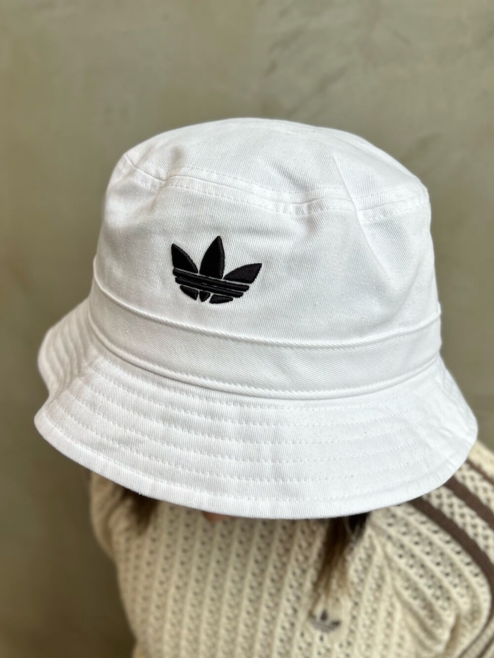 「ニット、スカート、アディカラー、バケットハット、スニーカー、SL72、レオパード、ボウリングバッグ、adidas、アディダス、adidas originals」｜「adidasのSL 72 OG（スニーカー、ブラウン系）」を使った、STさん（レディース・159cm）の春コーディネートの7枚目の写真
