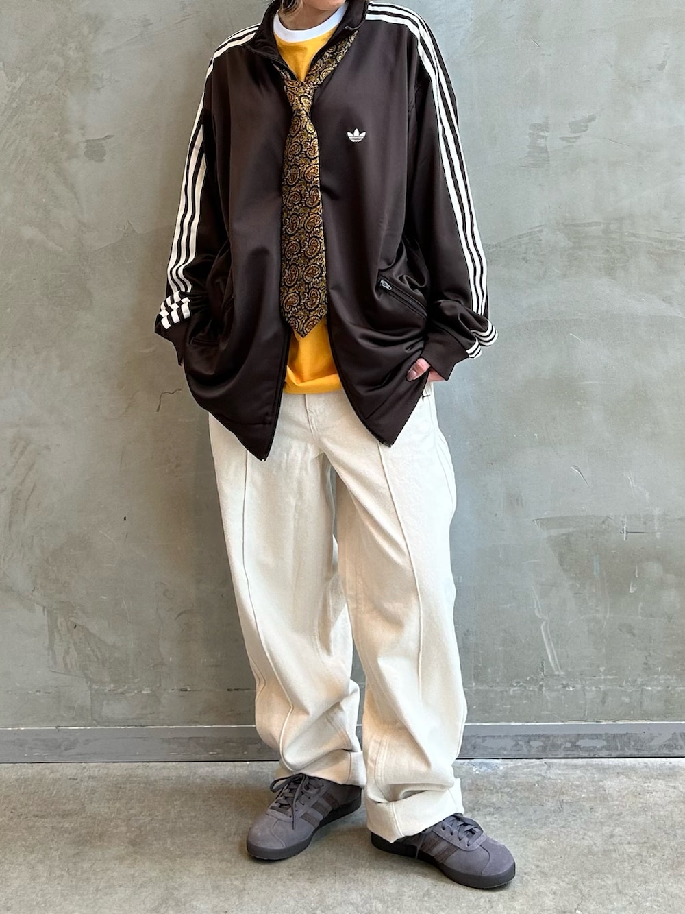 「スニーカー、Tシャツ、adidas、アディダス、デニムパンツ、adidas originals、トラックジャケット、gazelle、ベッケンバウアー、ガゼル」｜「adidasのトラックジャケット（ジェンダーニュートラル）（ジャージ、ブラウン系）」を使った、STさん（レディース・159cm）の秋コーディネートの4枚目の写真