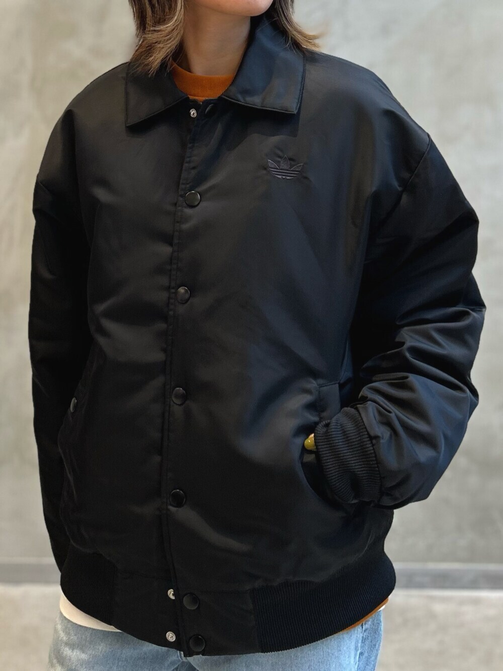 ブラック系のブルゾンを着用したレディースの冬コーディネートの5枚目の写真