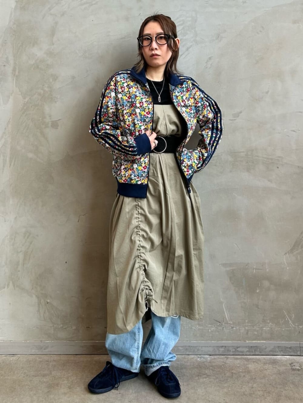 「スニーカー、ショルダーバッグ、adidas、ジャージ、アディダス、adidas originals、タバコ、トラックジャケット、トラックトップ、Liberty London」｜「adidasのTobacco（シューズ、ブルー系）」を使った、STさん（レディース・159cm）の冬コーディネートの3枚目の写真