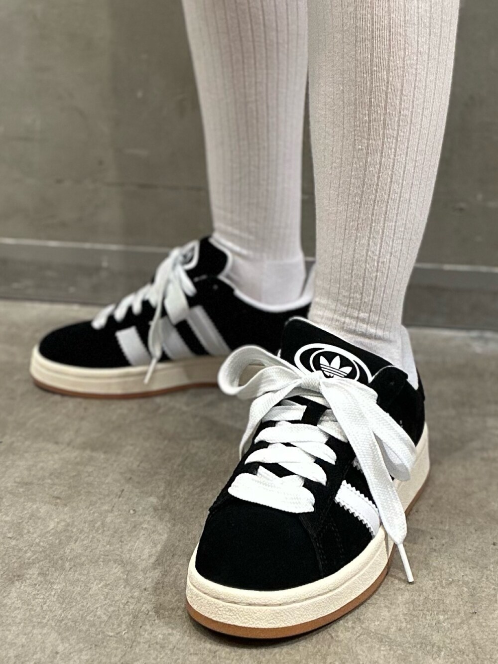 「スニーカー、adidas、アディダス、adidas originals、トラックジャケット、ミッキーマウス、キャンパス、トラックトップ、ファイヤーバード」｜「adidasのミッキーマウス × Originals モノグラム刺しゅう ファイヤーバード トラックトップ（ジャージ、ブラック系）」を使った、STさん（レディース・159cm）の冬コーディネートの3枚目の写真