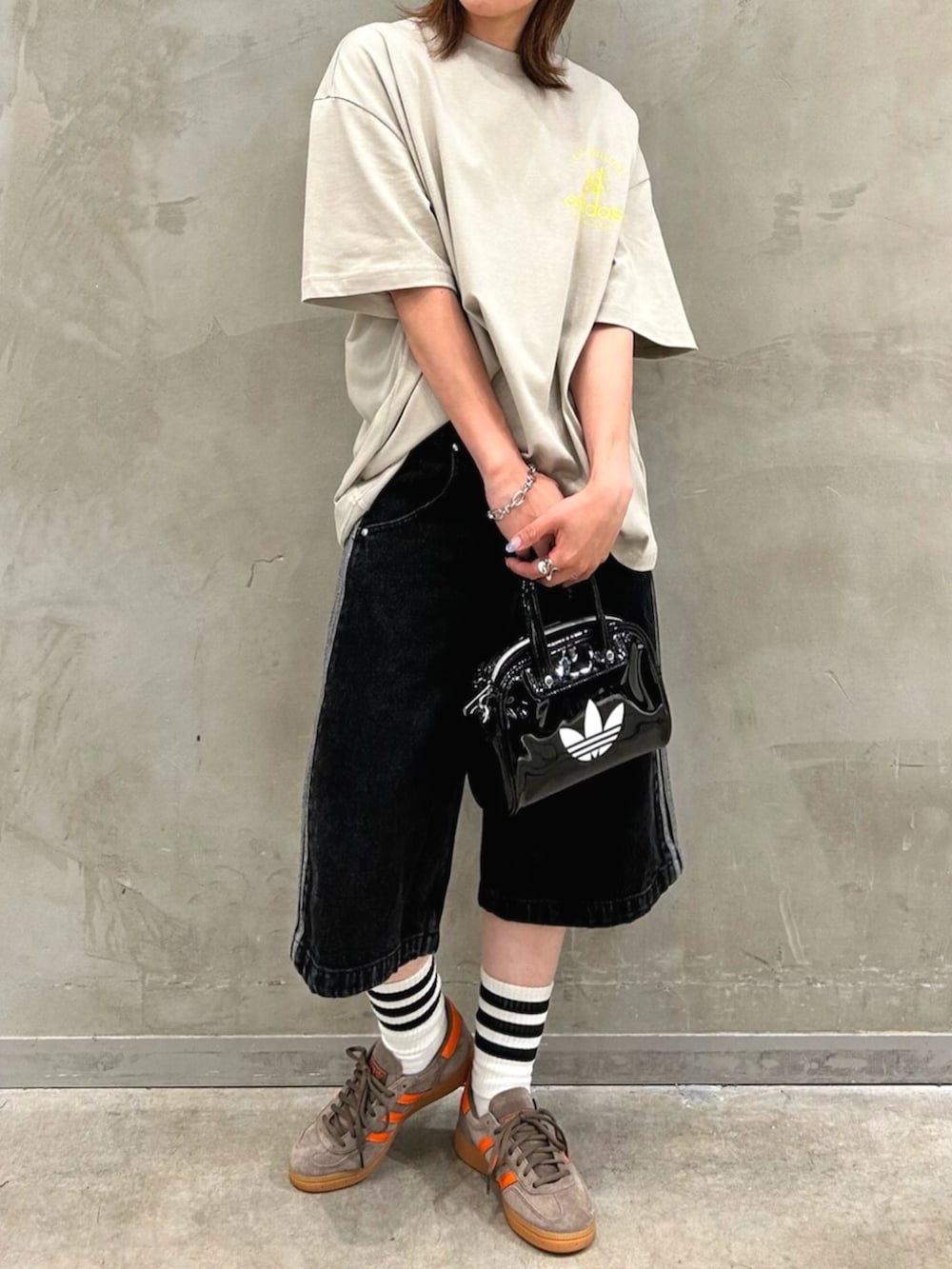 「デニム、デニムハーフパンツ、Tシャツ、Tシャツ×デニム、デニムパンツ、スニーカー、ハンドボールスペツィアル、ボーリングバッグ、キャップ、adidas、adidas originals、アディダス、アディダスオリジナルス」｜「adidasのトーナルメタルトレフォイル付きデイリーアイコンキャップ EV.IC DAD CAP / アディダスオリジナルス adidas Originals（キャップ、ブラック系）」を使った、STさん（レディース・159cm）の夏コーディネートの2枚目の写真