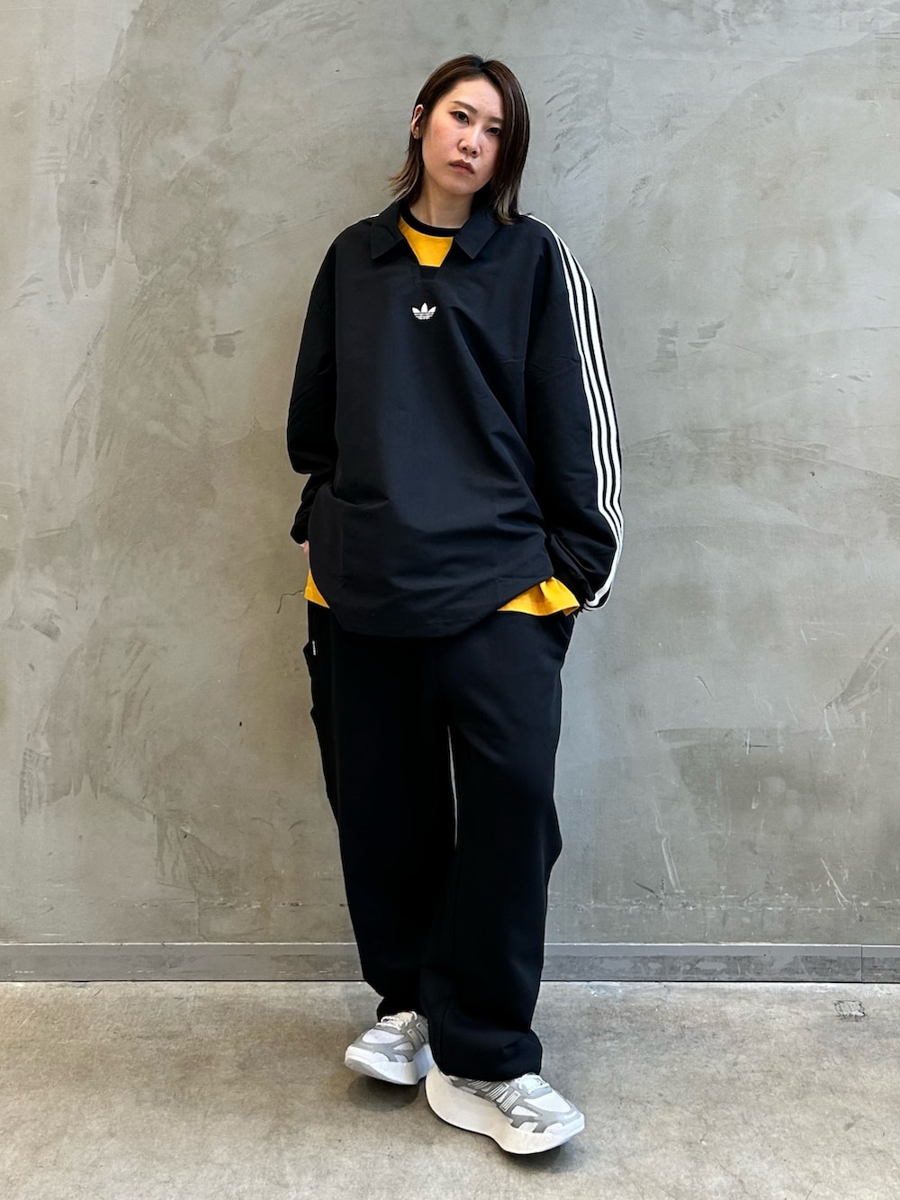 「スウェット、スニーカー、adidas、アディダス、ポロシャツ、ラグビーシャツ、スウエットパンツ、アディゼロ、アルク、シュムーフォイル」｜「adidasのラグビーポロシャツ（ジェンダーニュートラル）（トップス、ブラック系）」を使った、STさん（レディース・159cm）の冬コーディネートの3枚目の写真