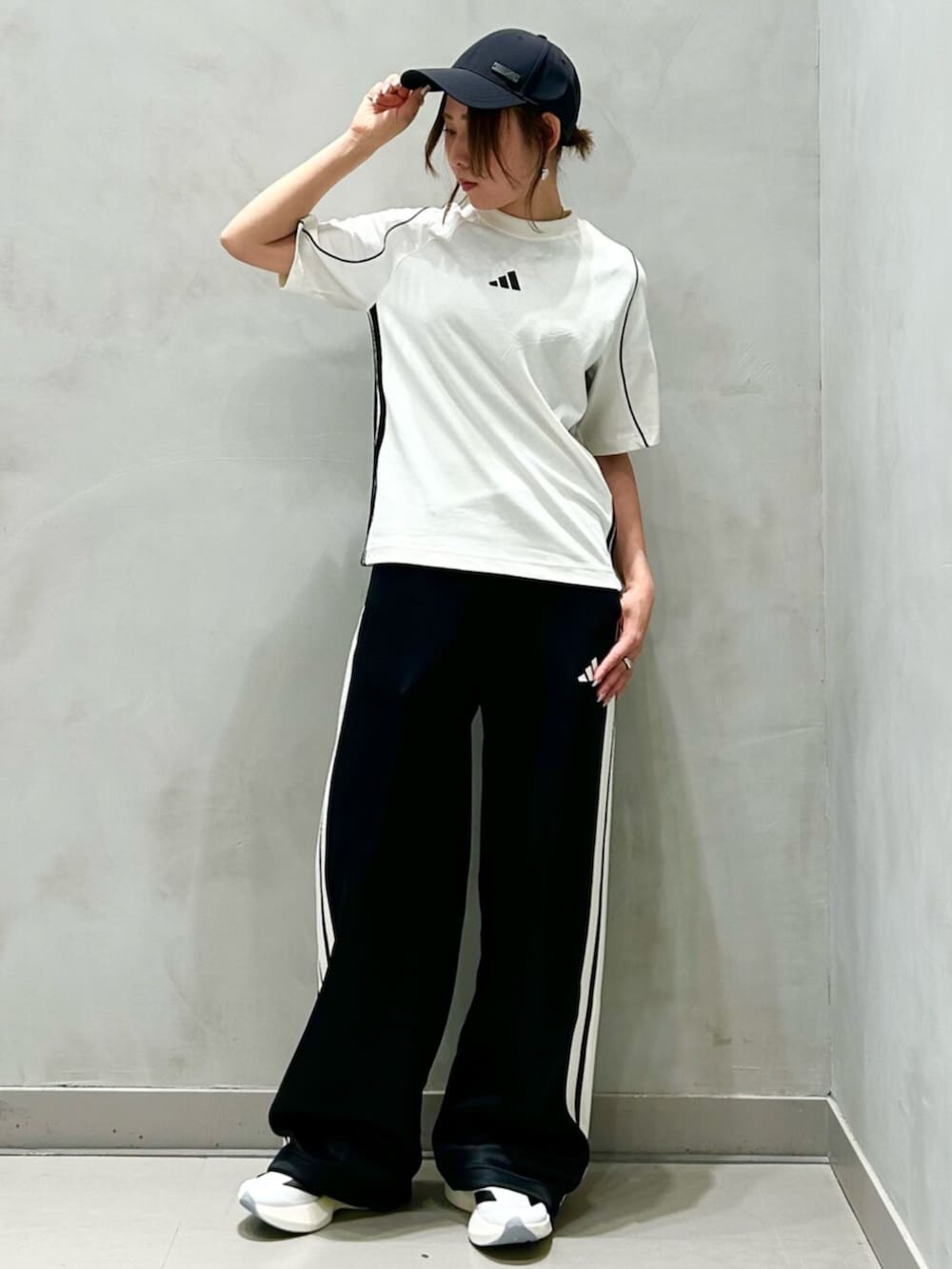 ブラック系のジャージ、ブラック系のスウェットパンツ、ホワイト系のシューズを着用したレディースの秋コーディネートの5枚目の写真