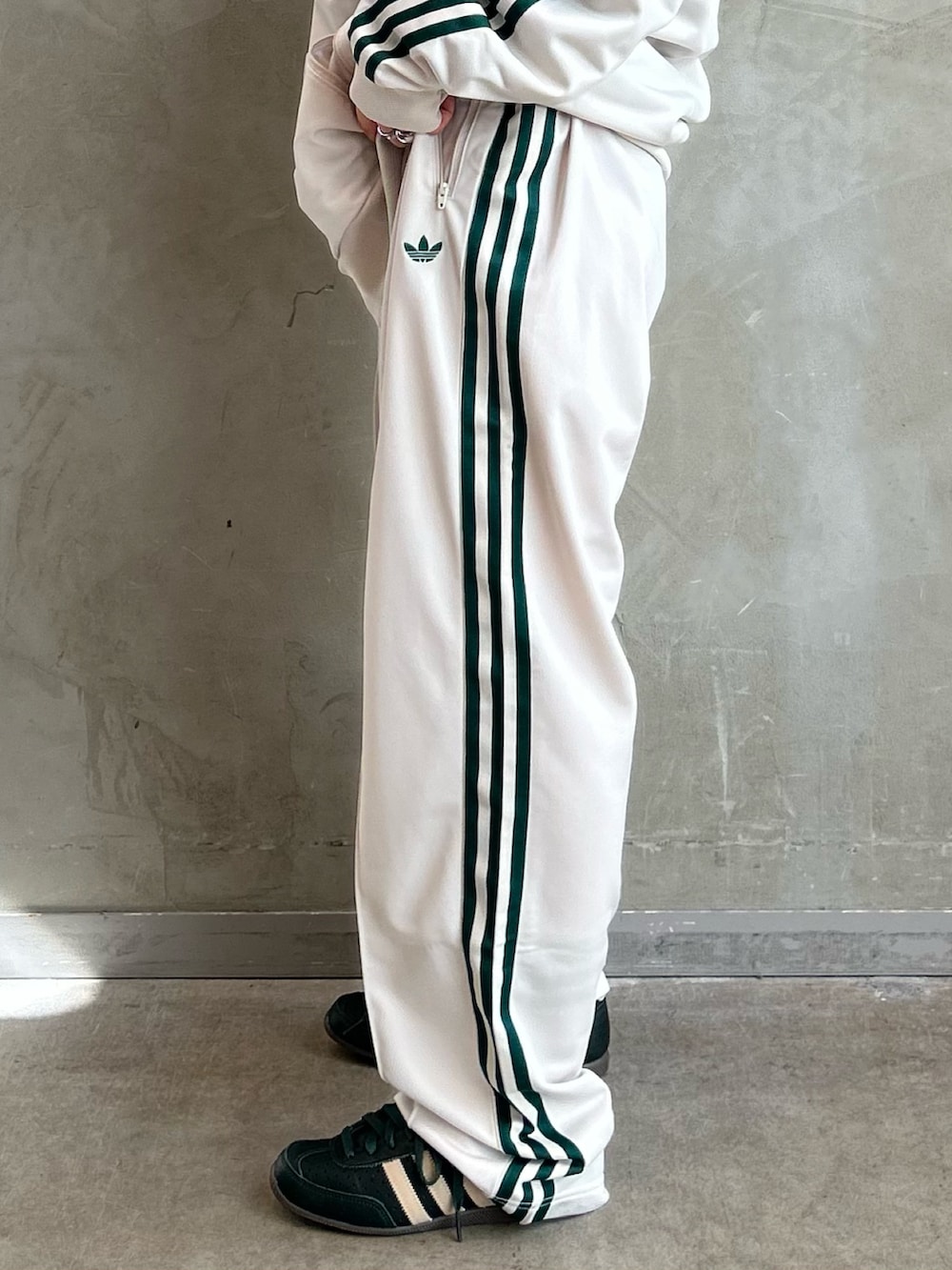 「スニーカー、セットアップ、adidas、アディダス、トラックパンツ、adidas originals、トラックジャケット、Japan、ジャパン、ベッケンバウアー」｜「adidasのトラックジャケット（ジェンダーニュートラル）（ジャージ、ブラウン系）」を使った、STさん（レディース・159cm）の秋コーディネートの7枚目の写真