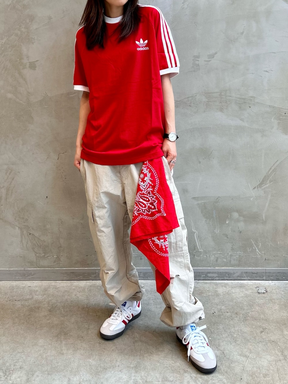 「カジュアル、Tシャツ、adidas、赤、カーゴパンツ、adidas originals、夏コーデ、カラーコーデ」｜「adidasのアディカラー クラシックス スリーストライプス Tシャツ（Tシャツ/カットソー、レッド系）」を使った、STさん（レディース・159cm）の夏コーディネートの3枚目の写真