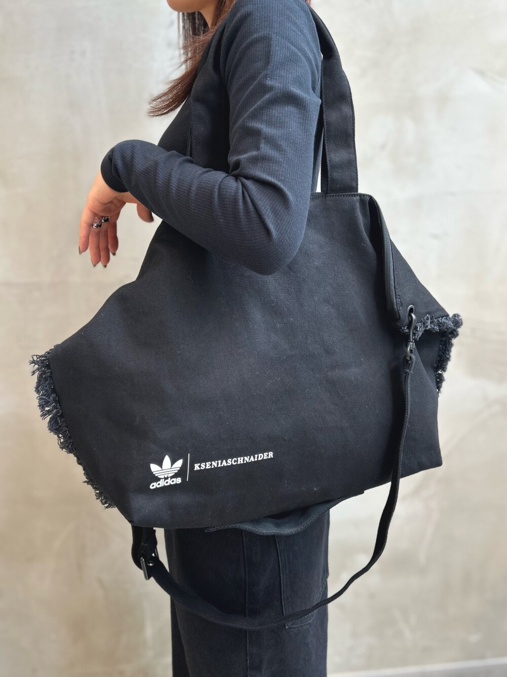 「デニム、トートバッグ、ブラック、adidas、モノトーン、adidas originals、クロップドトップス、厚底サンダル、KseniaSchnaider、クセニア・シュナイダー」｜「adidasのエッセンシャルズ リブ 長袖Tシャツ / アディダスオリジナルス adidas Originals（Tシャツ/カットソー、ブラック系）」を使った、STさん（レディース・159cm）の夏コーディネートの7枚目の写真