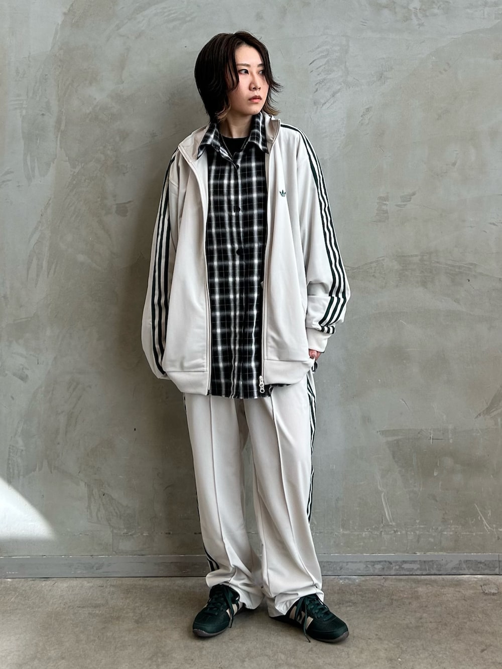 「スニーカー、セットアップ、adidas、アディダス、トラックパンツ、adidas originals、トラックジャケット、Japan、ジャパン、ベッケンバウアー」｜「adidasのトラックジャケット（ジェンダーニュートラル）（ジャージ、ブラウン系）」を使った、STさん（レディース・159cm）の秋コーディネートの2枚目の写真