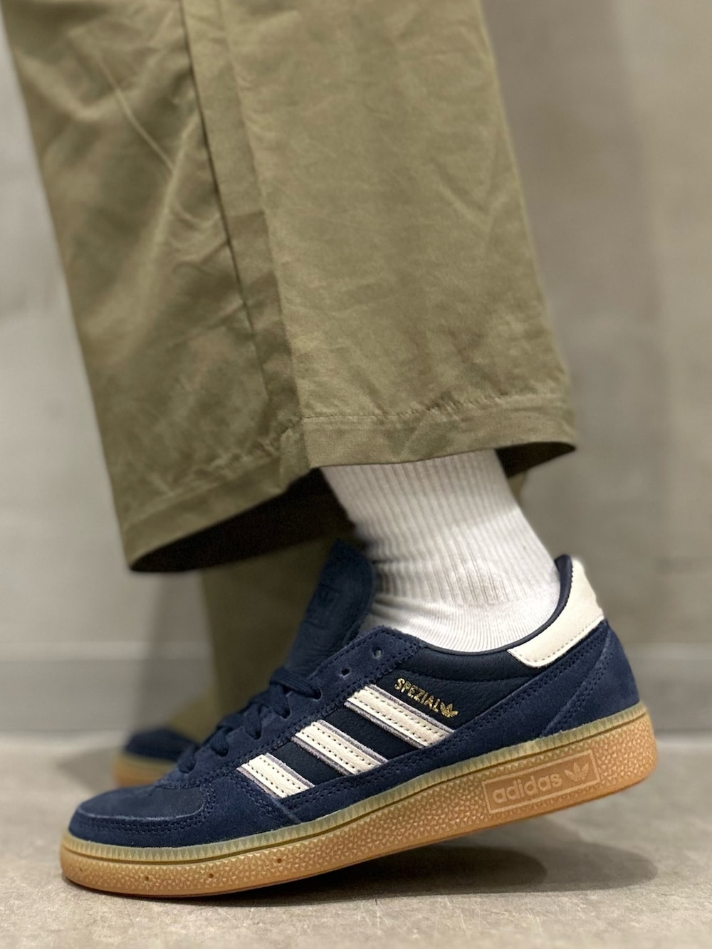 「スニーカー、ジャケット、アウター、adidas、ロンT、アディダス、adidas originals、長袖Tシャツ、ハンドボールスペツィアル、シュムーフォイル」｜「adidasのシュムーフォイル ナイロンキャンバスジャケット/ アディダスオリジナルス adidas Originals（ダウンジャケット/コート、グリーン系）」を使った、STさん（レディース・159cm）の秋コーディネートの9枚目の写真