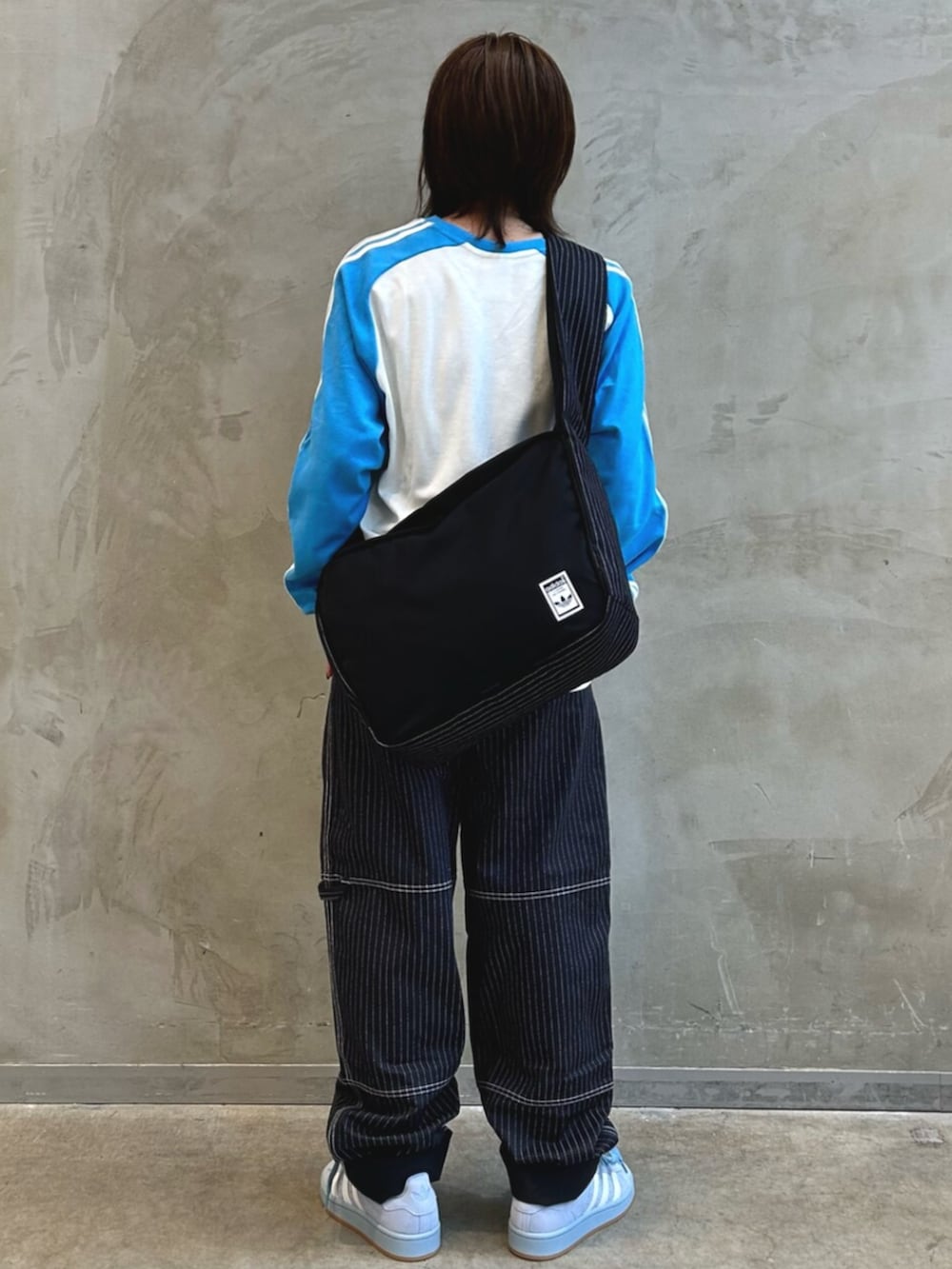 「ロンT、ジャージ、ユーティリティパンツ、ワークパンツ、ショルダーバッグ、スニーカー、Campus、adidas、adidas originals、アディダス」｜「adidasのジャージー / アディダスオリジナルス adidas Originals（Tシャツ/カットソー、ホワイト系）」を使った、STさん（レディース・159cm）の春コーディネートの4枚目の写真