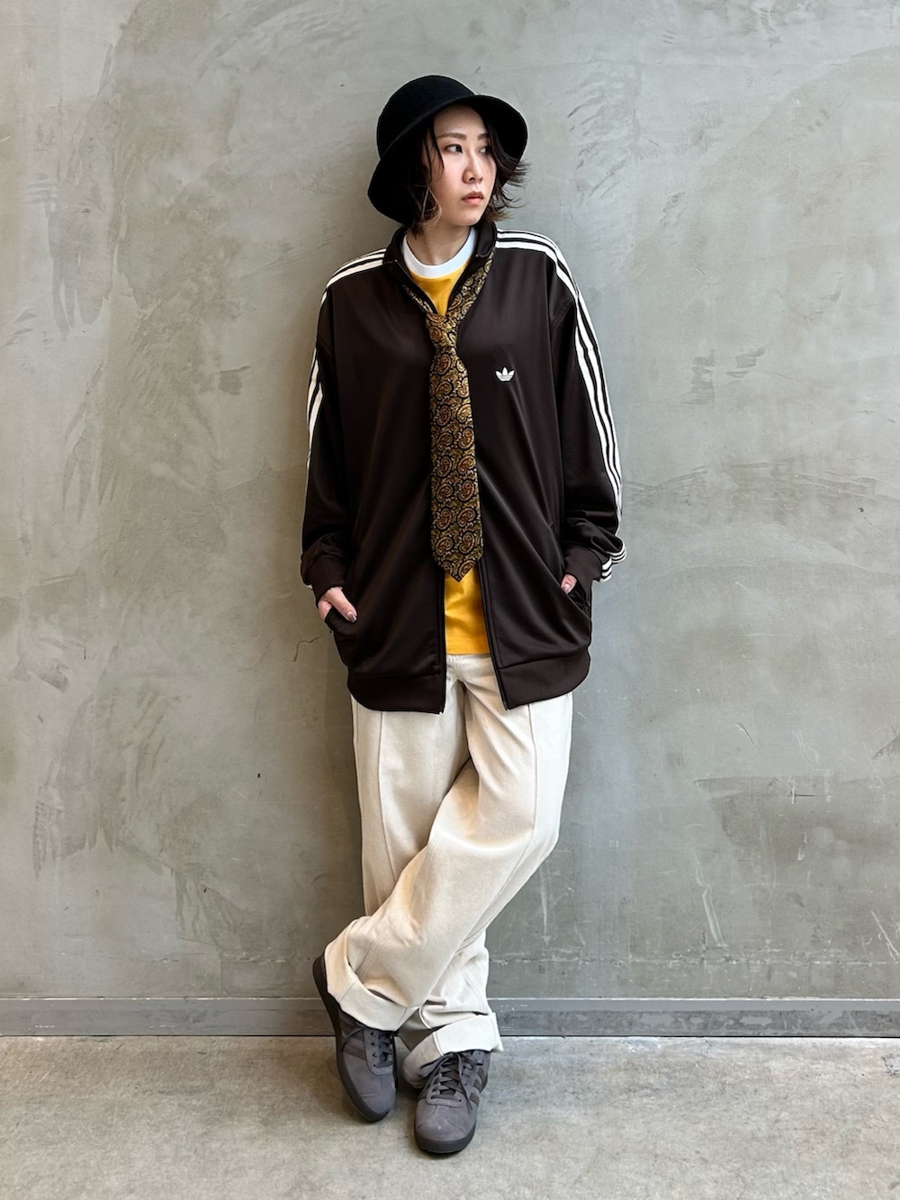 「スニーカー、Tシャツ、adidas、アディダス、デニムパンツ、adidas originals、トラックジャケット、gazelle、ベッケンバウアー、ガゼル」｜「adidasのトラックジャケット（ジェンダーニュートラル）（ジャージ、ブラウン系）」を使った、STさん（レディース・159cm）の秋コーディネートの2枚目の写真
