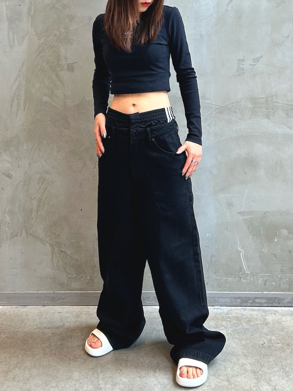 「デニム、トートバッグ、ブラック、adidas、モノトーン、adidas originals、クロップドトップス、厚底サンダル、KseniaSchnaider、クセニア・シュナイダー」｜「adidasのエッセンシャルズ リブ 長袖Tシャツ / アディダスオリジナルス adidas Originals（Tシャツ/カットソー、ブラック系）」を使った、STさん（レディース・159cm）の夏コーディネートの3枚目の写真
