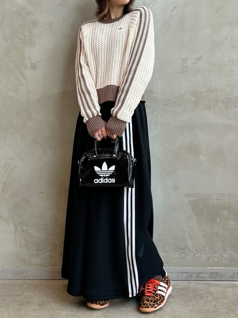 「ニット、スカート、アディカラー、バケットハット、スニーカー、SL72、レオパード、ボウリングバッグ、adidas、アディダス、adidas originals」｜「adidasのSL 72 OG（スニーカー、ブラウン系）」を使った、STさん（レディース・159cm）の春コーディネートの2枚目の写真