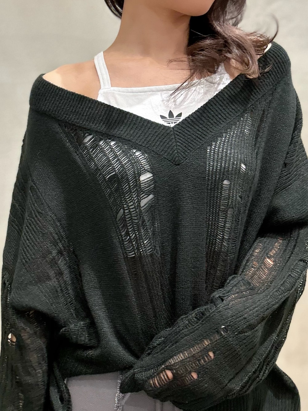 「スウェットパンツ、スウェット、スニーカー、ニット、adidas、ワイドパンツ、adidas originals、クロップドトップス、HANDBALLSPEZIAL、ハンドボールスペツィアル」｜「adidasのアディカラー スリーストライプス クロップトップ（Tシャツ/カットソー、ホワイト系）」を使った、STさん（レディース・159cm）の冬コーディネートの6枚目の写真