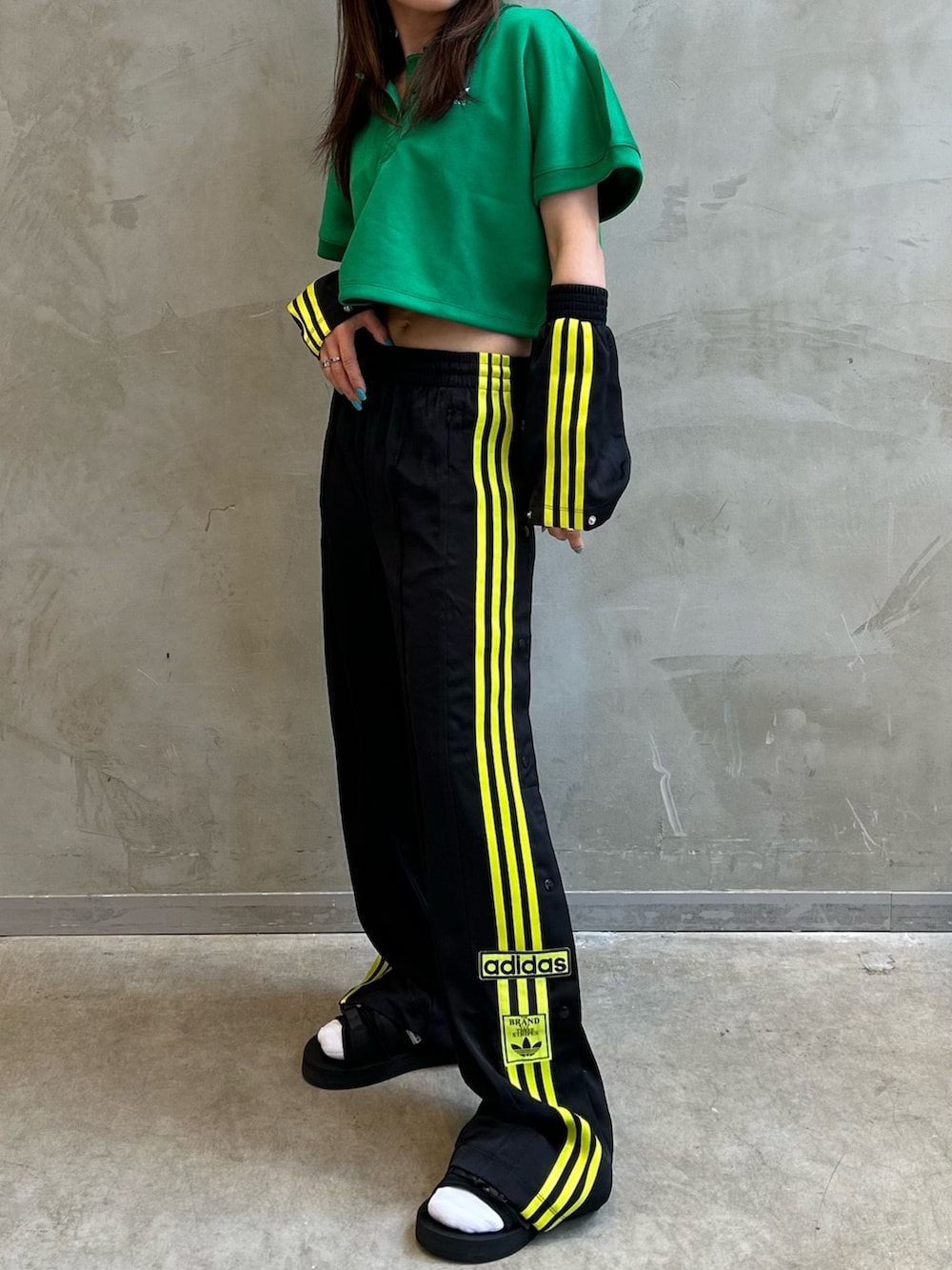 「adidas、ワイドパンツ、２ＷＡＹ、アームウォーマー、サンダル、サテンパンツ、ポロシャツ、トラックパンツ、トラックジャケット、カラーコーデ」｜「adidasのアディカラー クラシックス オーバーサイズ クロップ ポロTシャツ / アディダスオリジナルス adidas Originals（ポロシャツ、グリーン系）」を使った、STさん（レディース・159cm）の夏コーディネートの2枚目の写真