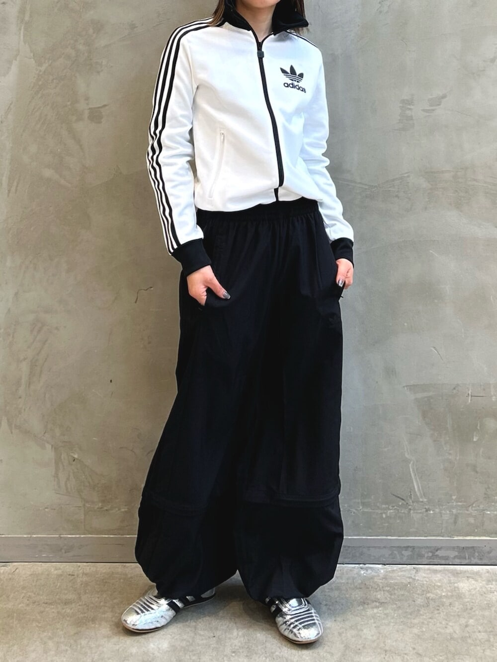 「トラックジャケット、RASANT、オーバーサイズ、トラックパンツ、2in1、スニーカー、teakwondo、テコンドー、LOW-PROFILE、adidas、adidas originals、アディダス」｜「adidasのRasant カットライン トラックパンツ / アディダスオリジナルス adidas Originals（その他パンツ、ブラック系）」を使った、STさん（レディース・159cm）の冬コーディネートの5枚目の写真