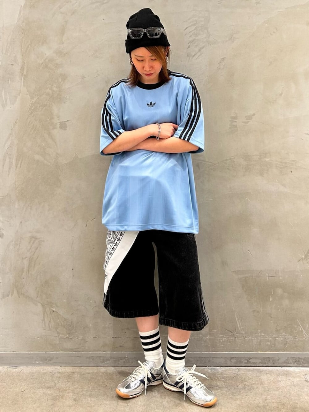 シルバー系のスニーカー、ブラック系のその他パンツ、ブルー系のTシャツ/カットソーを着用したレディースの夏コーディネートの3枚目の写真