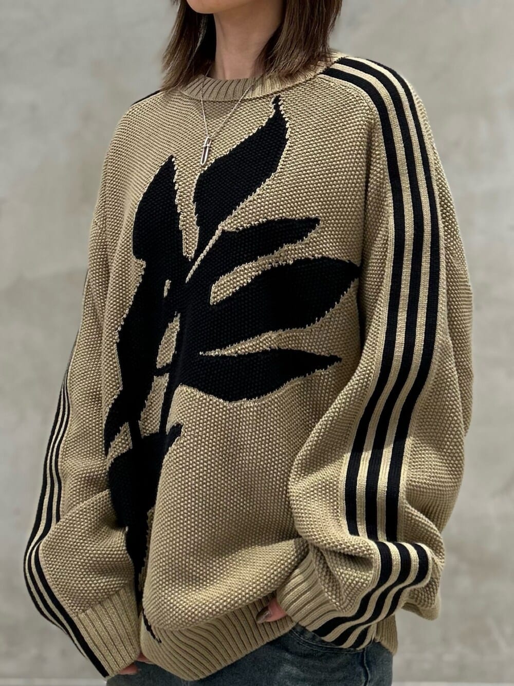 「song for the mute、トップス、クルーネック、クルーネックニット、スニーカー、アディスター、adidas、adidas originals、アディダス」｜「adidasのSong for the Mute フルファッション クルーネックスウェットシャツ（ジェンダーニュートラル）（トップス、ベージュ系）」を使った、STさん（レディース・159cm）の春コーディネートの5枚目の写真
