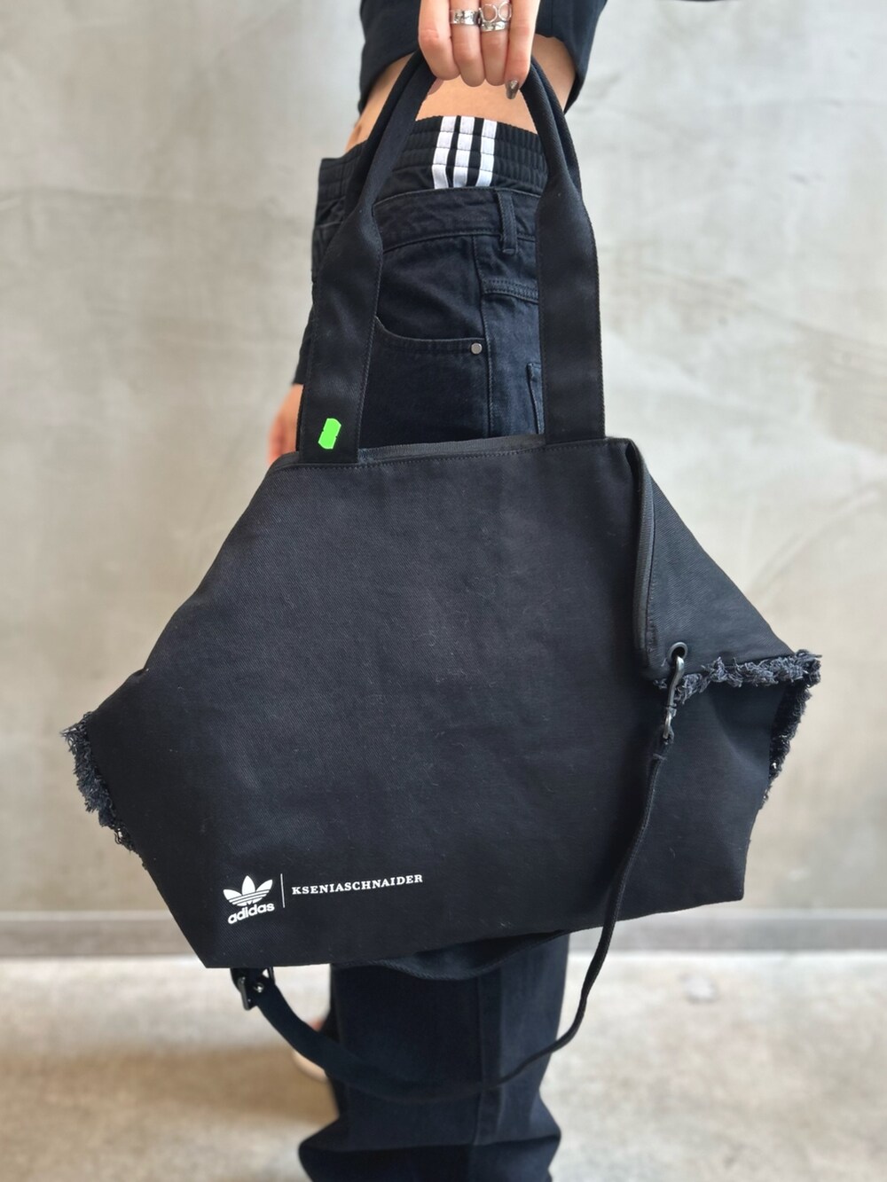 「デニム、トートバッグ、ブラック、adidas、モノトーン、adidas originals、クロップドトップス、厚底サンダル、KseniaSchnaider、クセニア・シュナイダー」｜「adidasのエッセンシャルズ リブ 長袖Tシャツ / アディダスオリジナルス adidas Originals（Tシャツ/カットソー、ブラック系）」を使った、STさん（レディース・159cm）の夏コーディネートの6枚目の写真