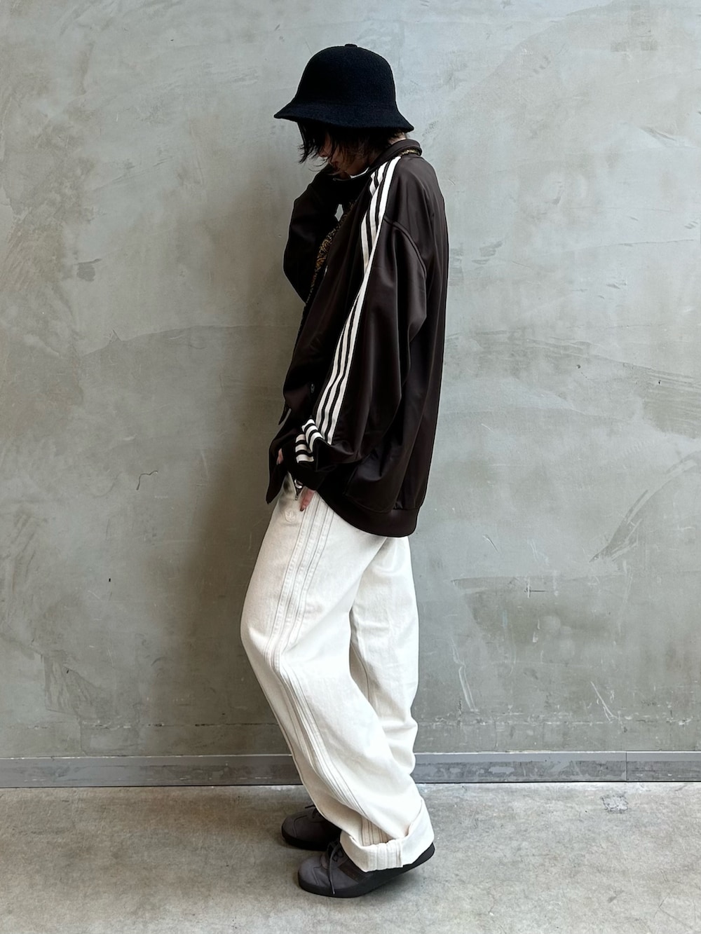 「スニーカー、Tシャツ、adidas、アディダス、デニムパンツ、adidas originals、トラックジャケット、gazelle、ベッケンバウアー、ガゼル」｜「adidasのトラックジャケット（ジェンダーニュートラル）（ジャージ、ブラウン系）」を使った、STさん（レディース・159cm）の秋コーディネートの5枚目の写真