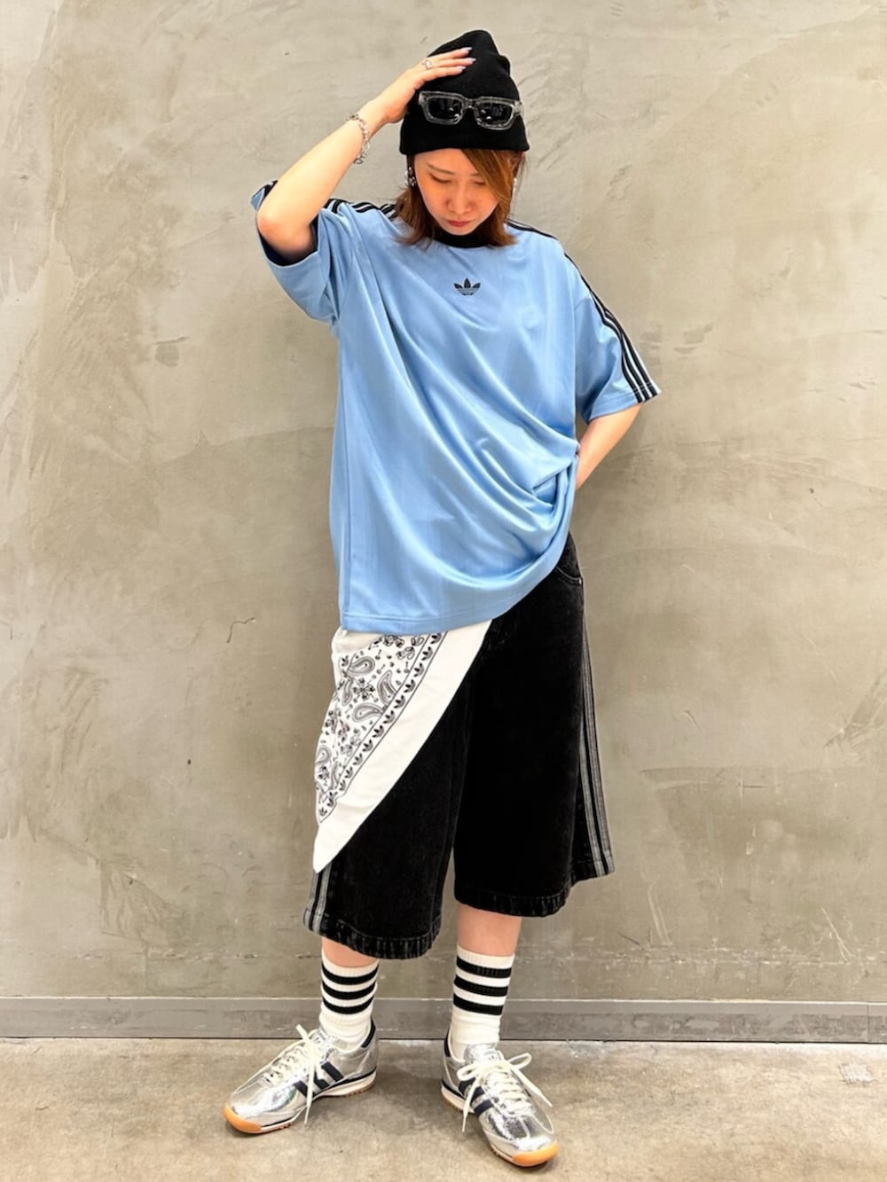 シルバー系のスニーカー、ブラック系のその他パンツ、ブルー系のTシャツ/カットソーを着用したレディースの夏コーディネートの6枚目の写真