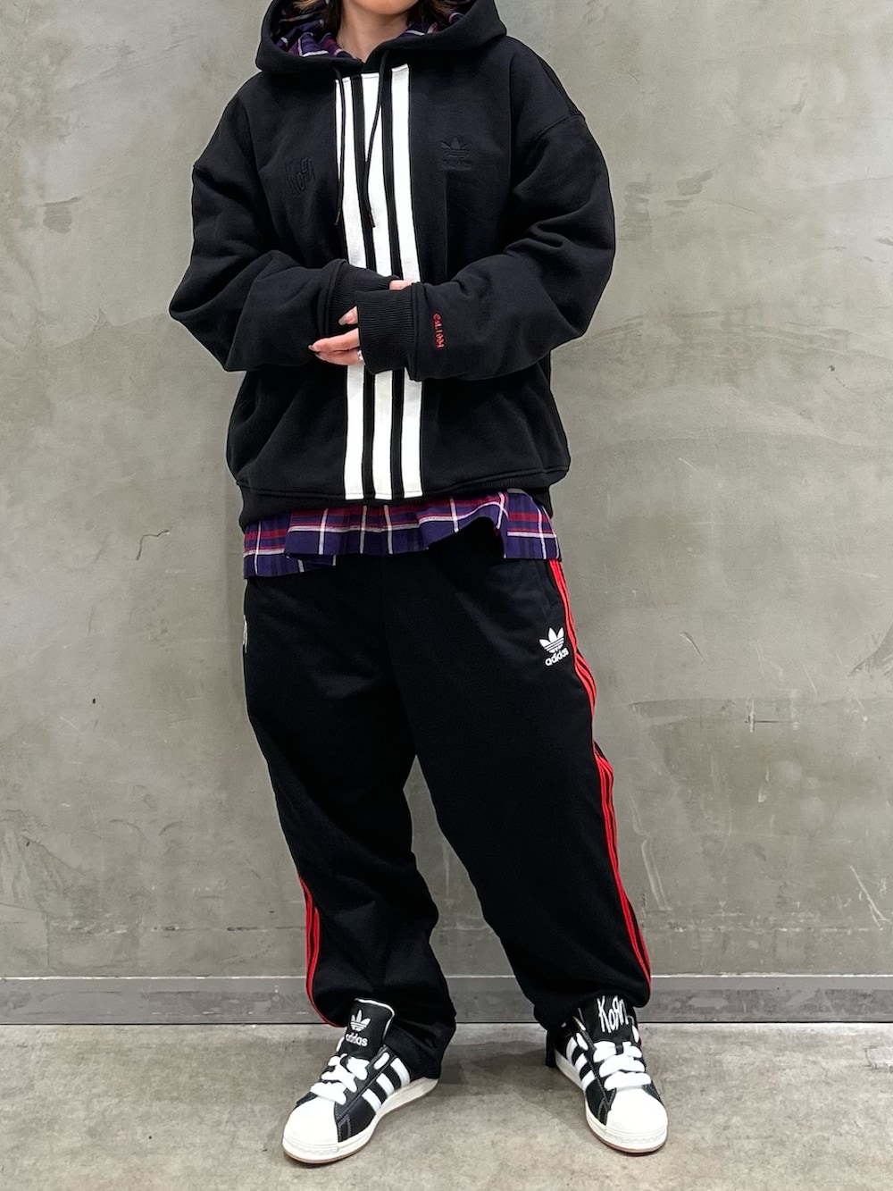 「スニーカー、パーカー、adidas、リバーシブル、ビーニー、トラックパンツ、adidas originals、スーパースター、オーバーシャツ、korn」｜「adidasのアディダス スーパースター Korn / adidas Superstar Korn（シューズ、ブラック系）」を使った、STさん（レディース・159cm）の秋コーディネートの2枚目の写真