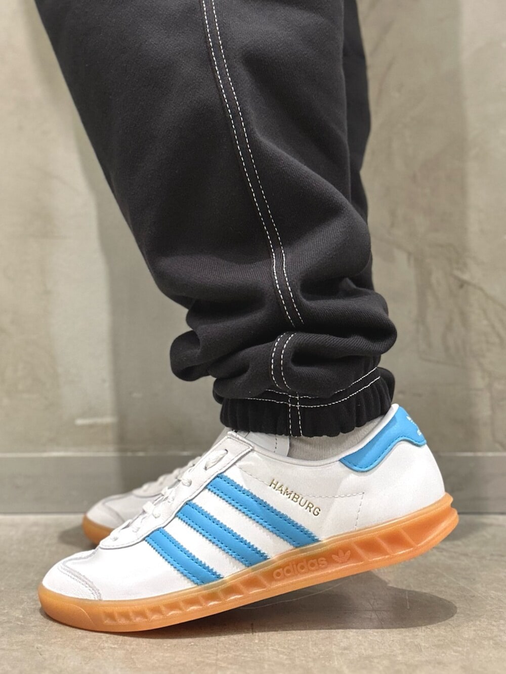 「プルオーバー、ハーフジップ、スウェット、スウェットパンツ、スニーカー、アディダス、adidas originals、ハンブルグ、hamburg」｜「adidasのハンブルク / HAMBURG / アディダスオリジナルス adidas Originals（スニーカー、ホワイト系）」を使った、STさん（レディース・159cm）の冬コーディネートの6枚目の写真