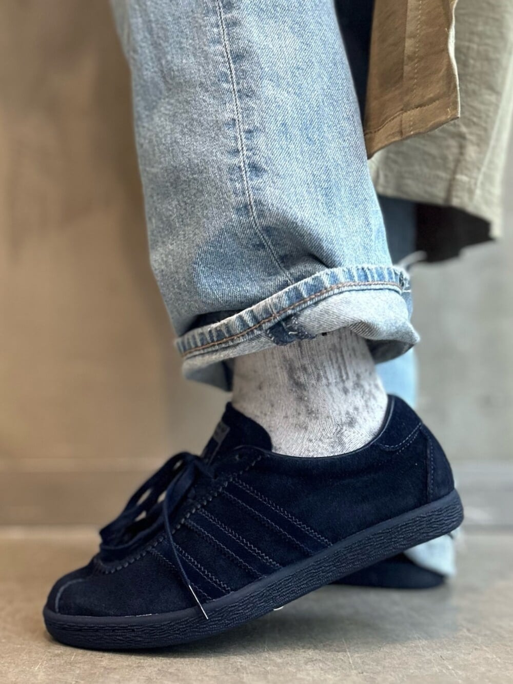 「スニーカー、ショルダーバッグ、adidas、ジャージ、アディダス、adidas originals、タバコ、トラックジャケット、トラックトップ、Liberty London」｜「adidasのTobacco（シューズ、ブルー系）」を使った、STさん（レディース・159cm）の冬コーディネートの6枚目の写真