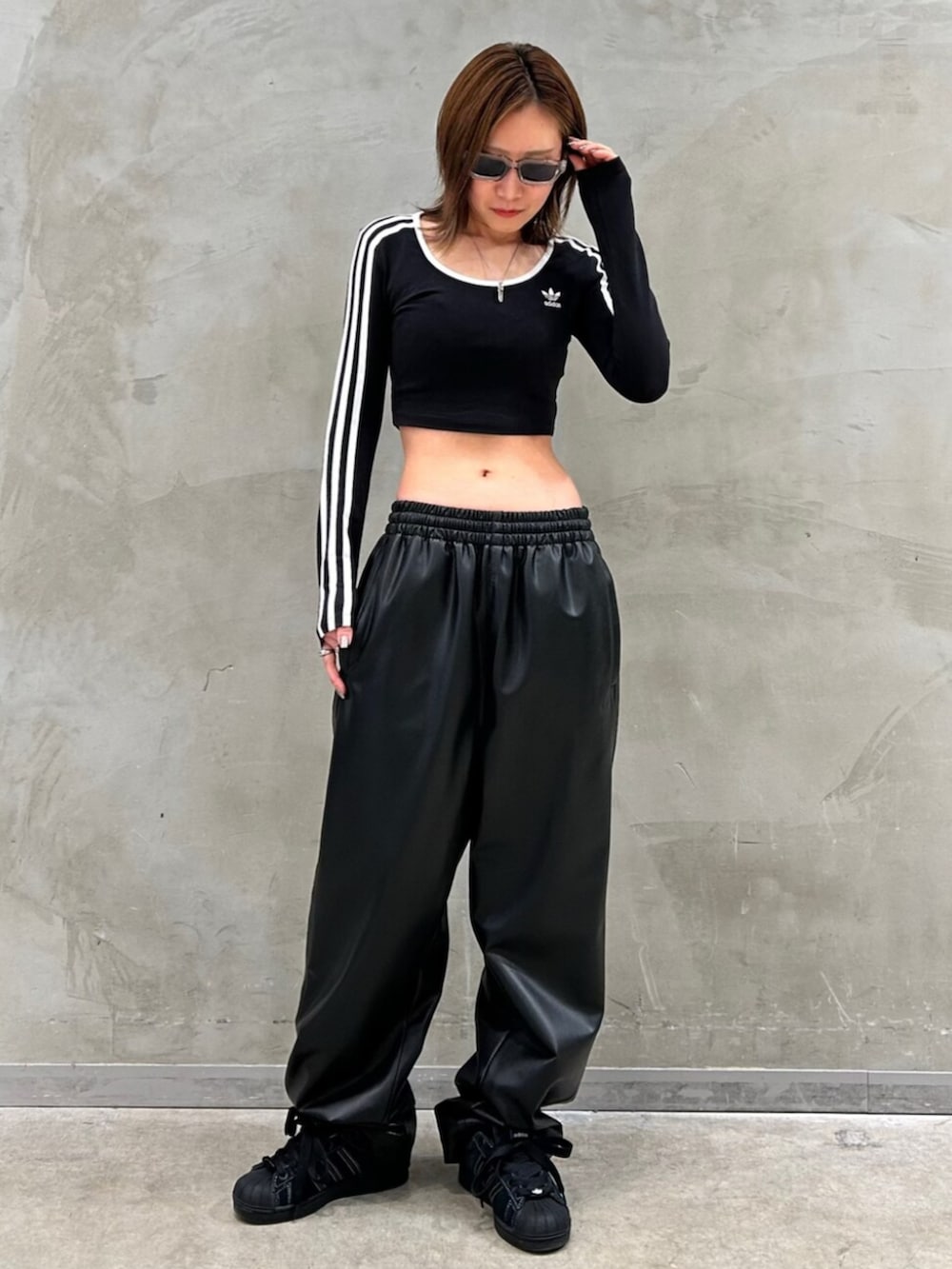 「スニーカー、adidas、アディダス、トラックパンツ、adidas originals、フェイクレザー、クロップドトップス、長袖Tシャツ、スーパースター、アディカラー」｜「adidasのスーパースターII / Superstar II / アディダスオリジナルス adidas Originals（スニーカー、ブラック系）」を使った、STさん（レディース・159cm）の春コーディネートの4枚目の写真