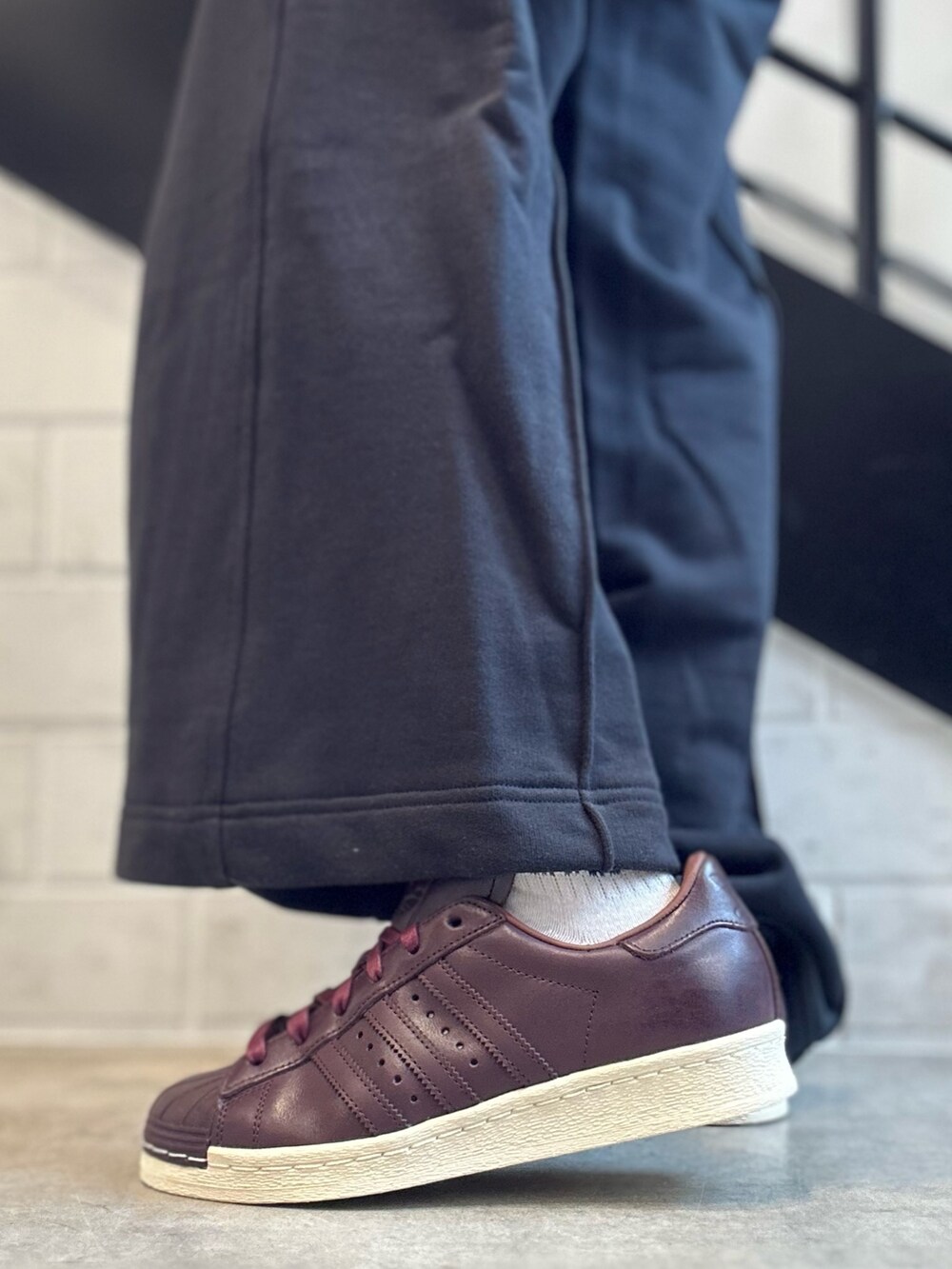 「スウェット、スニーカー、adidas、アディダス、ワイドパンツ、adidas originals、スーパースター、スウエットパンツ、モノグラム、トラックトップ」｜「adidasのMono トラックトップ（トップス、レッド系）」を使った、STさん（レディース・159cm）の秋コーディネートの6枚目の写真